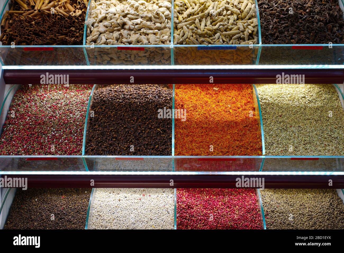 Bancarelle al negozio di spezie, snack shop, spezie varie, colorate, tropicali ed esotiche Foto Stock