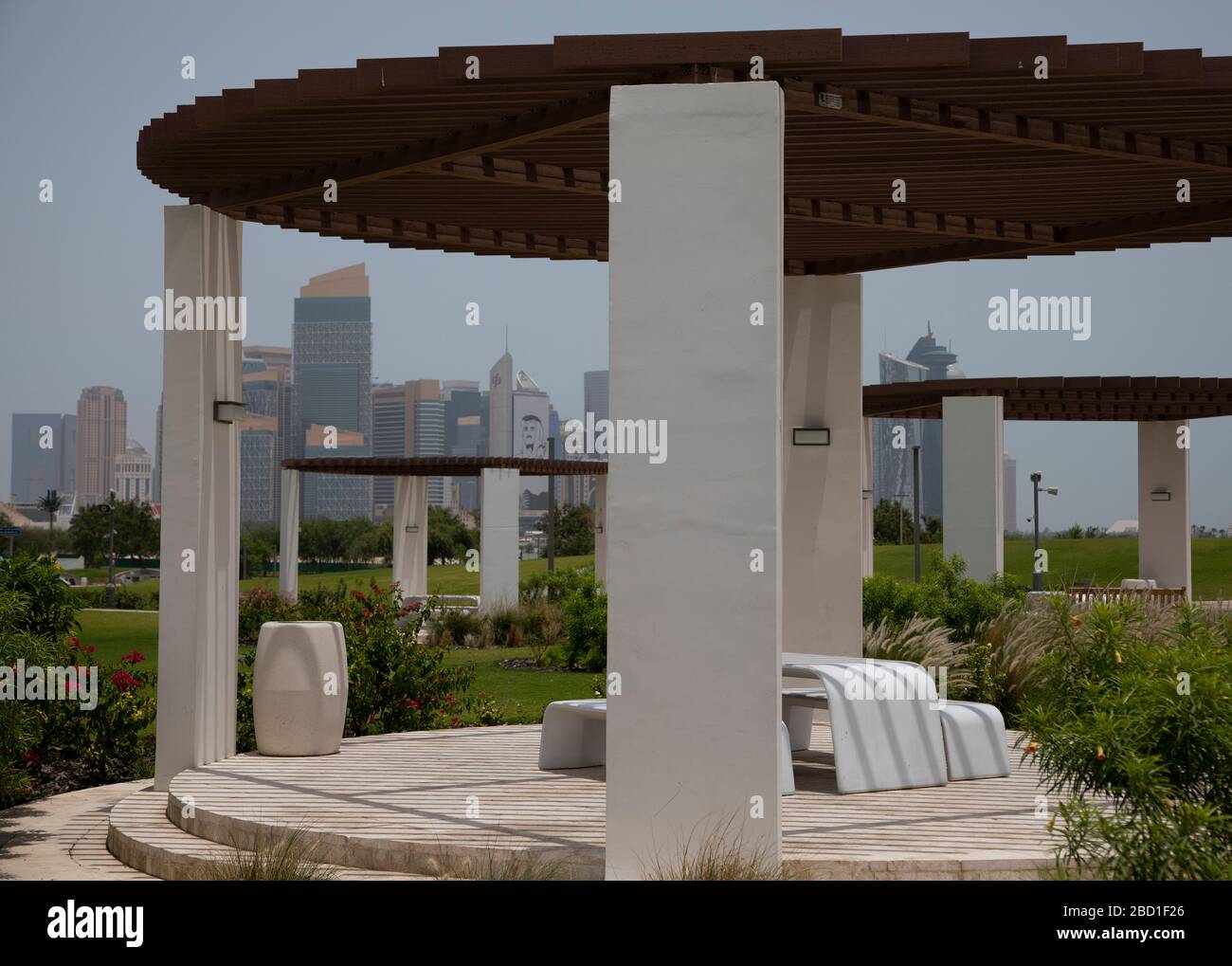 Una vista dello Skyline della West Bay a Doha dai giardini formali e curati del Parco al bidda Foto Stock