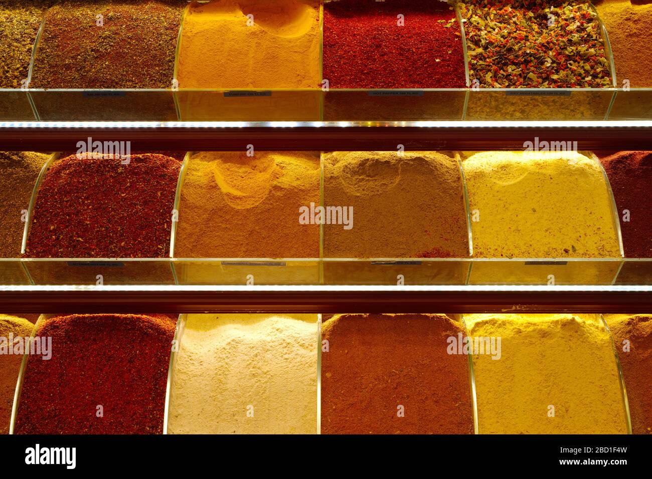 Bancarelle al negozio di spezie, snack shop, spezie varie, colorate, tropicali ed esotiche Foto Stock