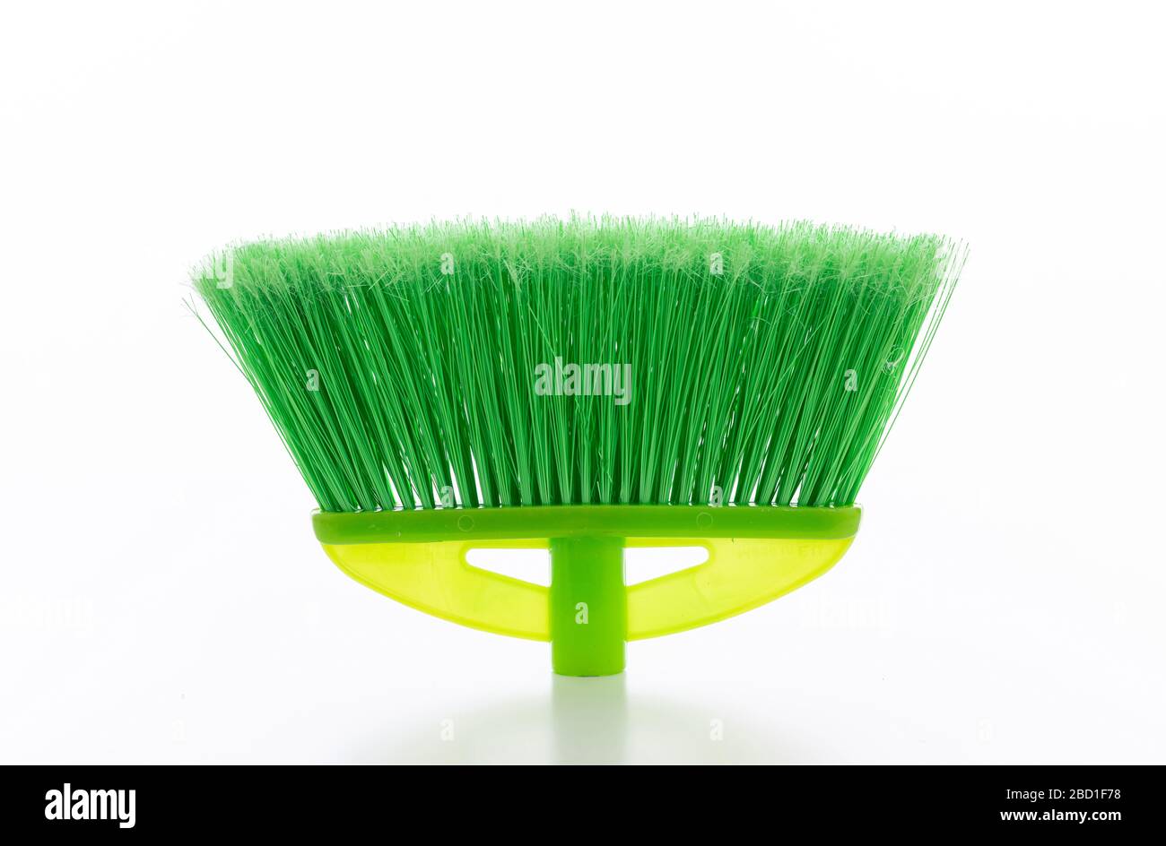 Spazzolone di pulizia isolato su sfondo bianco. Spazzola per pavimenti in plastica di colore verde brillante, forniture per la pulizia domestica Foto Stock
