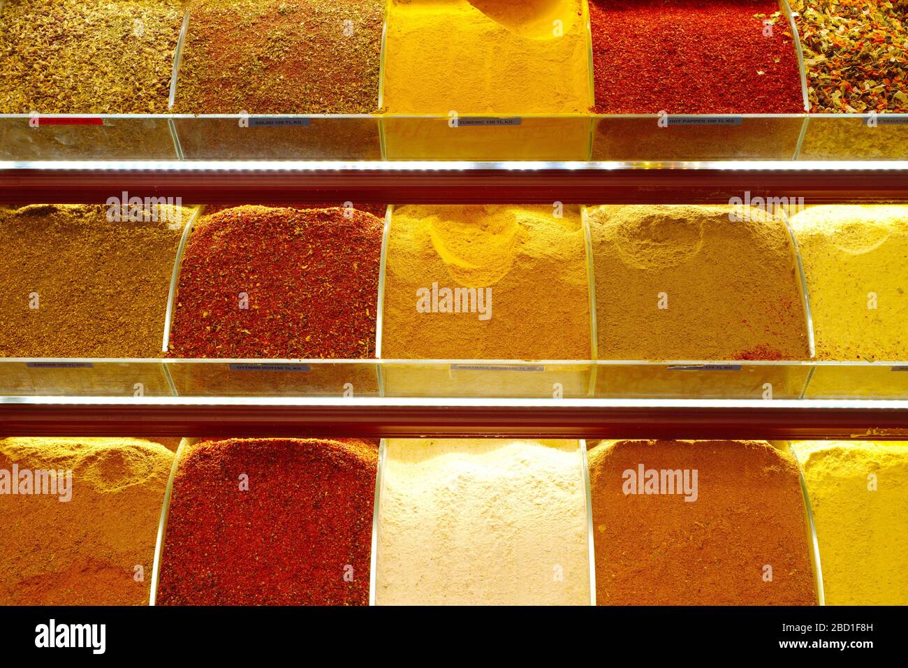 Bancarelle al negozio di spezie, snack shop, spezie varie, colorate, tropicali ed esotiche Foto Stock