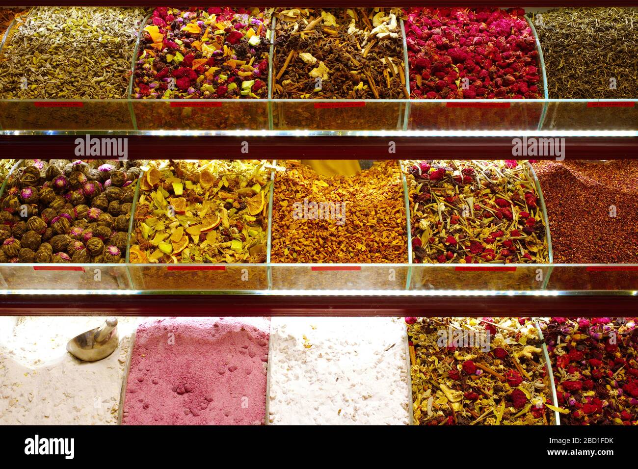 Bancarelle al negozio di spezie, snack shop, spezie varie, colorate, tropicali ed esotiche Foto Stock