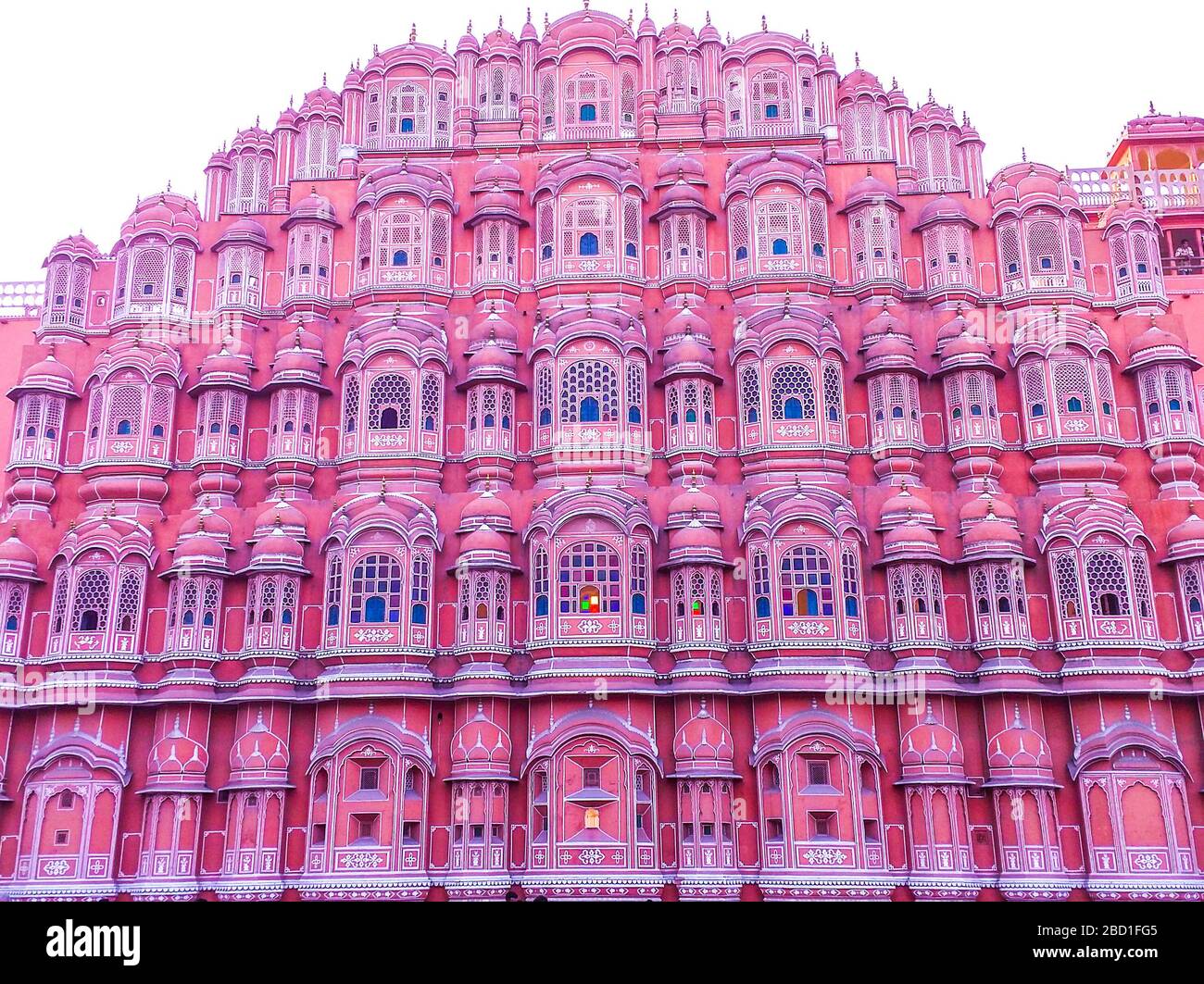 Hawa Mahal è un palazzo in Jaipur, India. Realizzato con arenaria rossa e rosa, il palazzo si trova sul bordo del City Palace, Jaipur, Foto Stock