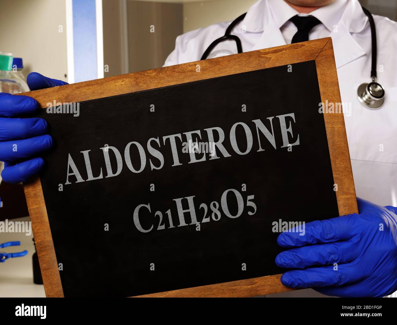 Ormone aldosterone con formula sulla lavagna. Foto Stock