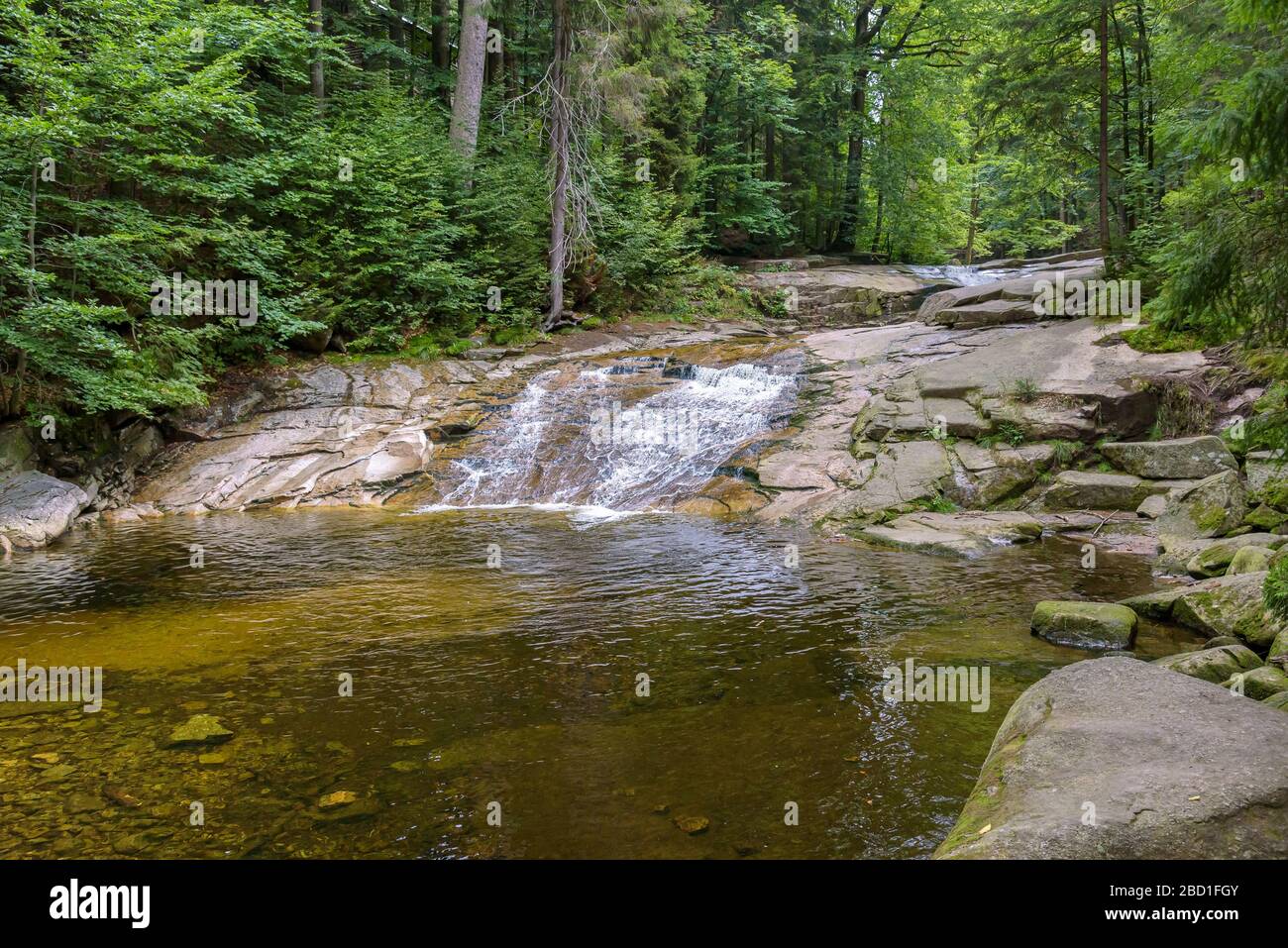 Cascate sul fiume Mumlava nei pressi di Harrachov nelle montagne giganti nella Repubblica Ceca Foto Stock