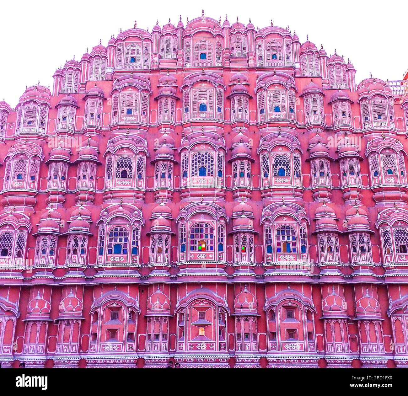 Hawa Mahal è un palazzo in Jaipur, India. Realizzato con arenaria rossa e rosa, il palazzo si trova sul bordo del City Palace, Jaipur, Foto Stock