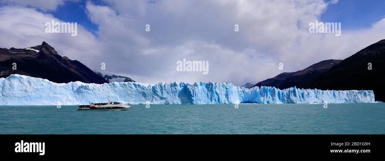 Vista del ghiacciaio Perito Moreno, del Parco Nazionale Los Glaciares, della Provincia di Santa Cruz, Argentina Foto Stock