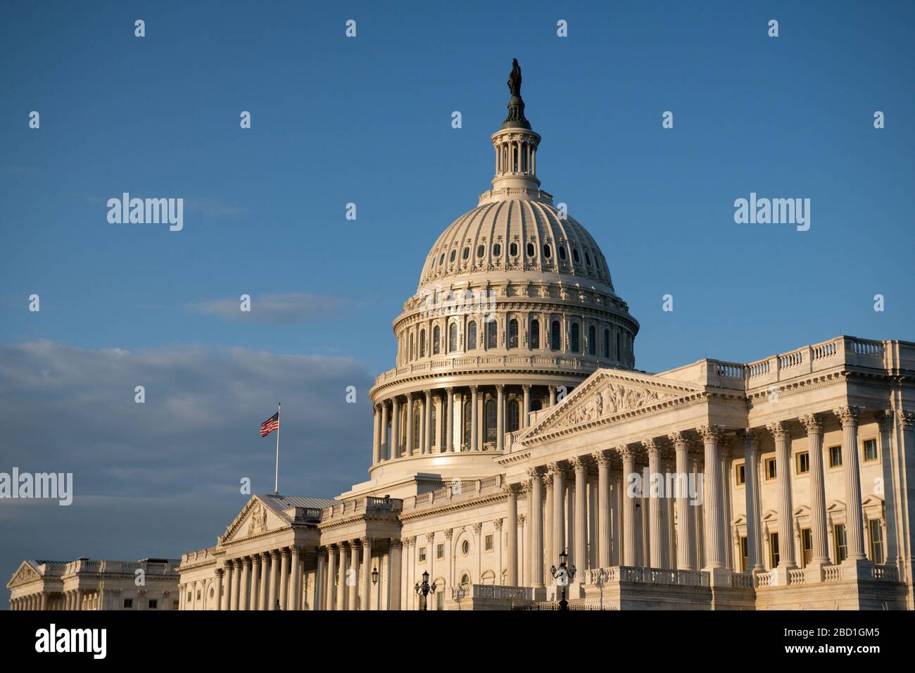 Washington, Stati Uniti. 06th Apr, 2020. Una visione generale del Campidoglio degli Stati Uniti a Washington, DC, Lunedi, 6 aprile 2020, in mezzo alla pandemia di coronavirus. Più di un milione di persone in tutto il mondo si sono testate positive per il virus COVID-19, e negli Stati Uniti più di 300,000 persone hanno testato positive mentre l'amministrazione Trump lotta per avere una gestione sull'epidemia. (Graeme Sloan/Sipa USA) Credit: Sipa USA/Alamy Live News Foto Stock