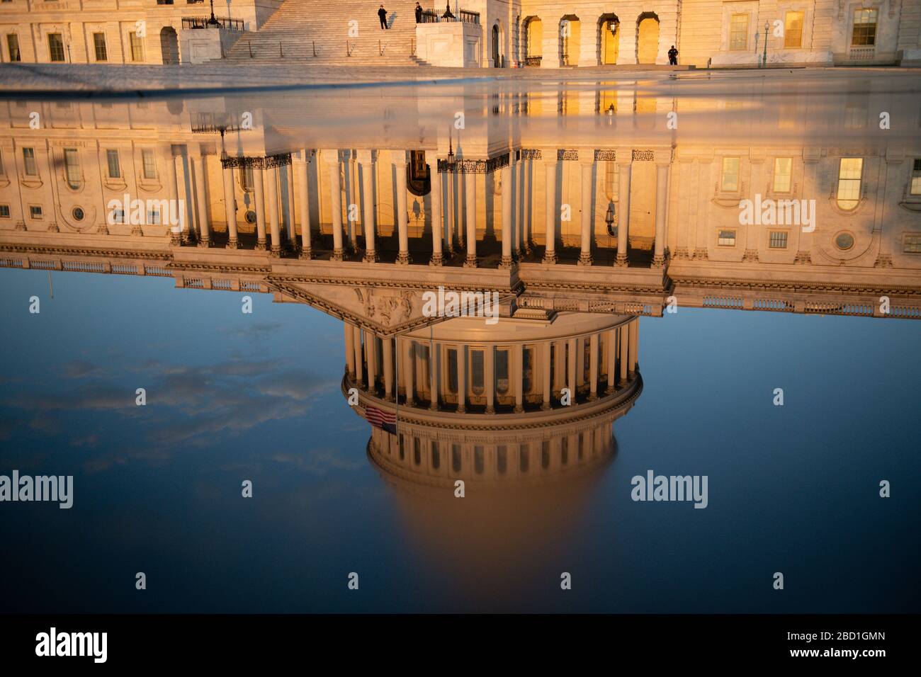 Washington, Stati Uniti. 06th Apr, 2020. Una visione generale del Campidoglio degli Stati Uniti si rifletteva in una pozza a Washington, DC, lunedì 6 aprile 2020, in mezzo alla pandemia del coronavirus. Più di un milione di persone in tutto il mondo si sono testate positive per il virus COVID-19, e negli Stati Uniti più di 300,000 persone hanno testato positive mentre l'amministrazione Trump lotta per avere una gestione sull'epidemia. (Graeme Sloan/Sipa USA) Credit: Sipa USA/Alamy Live News Foto Stock