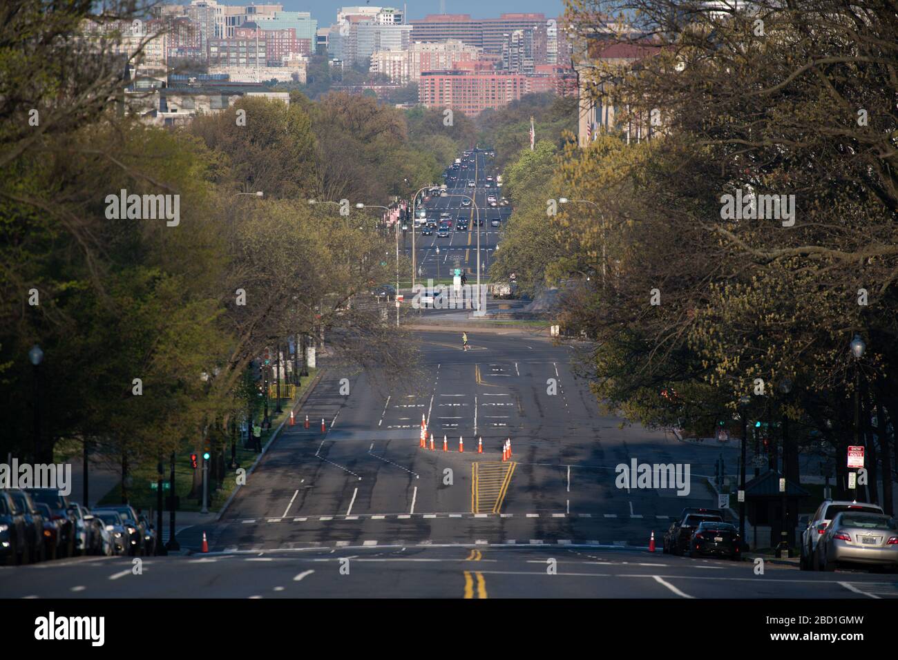 Washington, Stati Uniti. 06th Apr, 2020. Una vista lungo una Constitution Avenue per lo più vuota da vicino al Capitol Building durante l'ora di punta a Washington, DC, Lunedi, 6 aprile 2020, in mezzo alla pandemia del coronavirus. Più di un milione di persone in tutto il mondo si sono testate positive per il virus COVID-19, e negli Stati Uniti più di 300,000 persone hanno testato positive mentre l'amministrazione Trump lotta per avere una gestione sull'epidemia. (Graeme Sloan/Sipa USA) Credit: Sipa USA/Alamy Live News Foto Stock