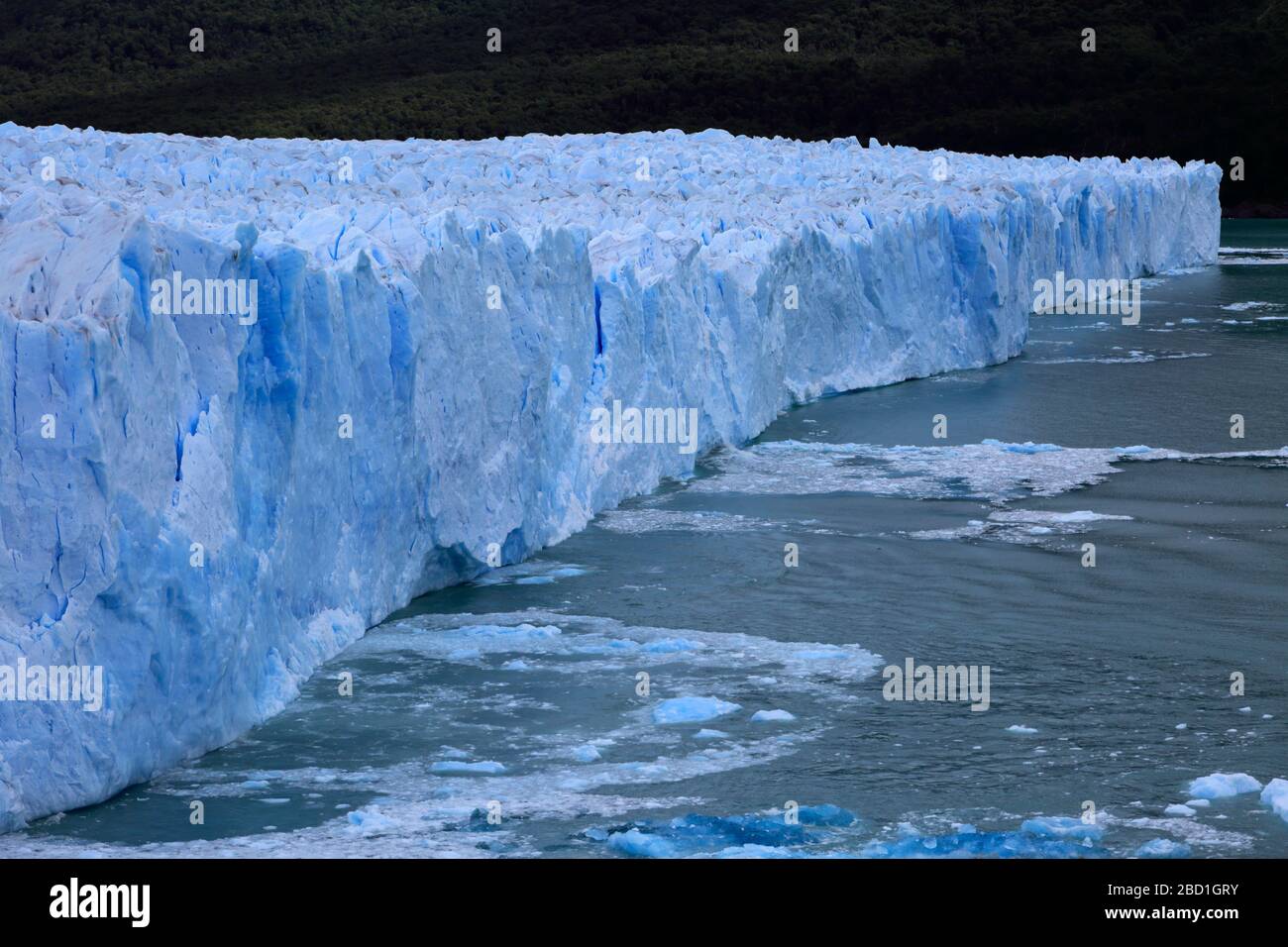 Vista del ghiacciaio Perito Moreno, del Parco Nazionale Los Glaciares, della Provincia di Santa Cruz, Argentina Foto Stock