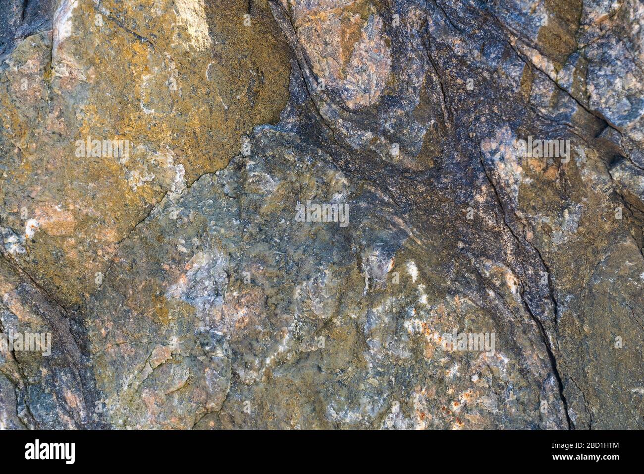 Struttura di roccia naturale granito roccia naturale granito, struttura magmatica con quarzo e mica e tracce di erosione e ossido. Foto Stock