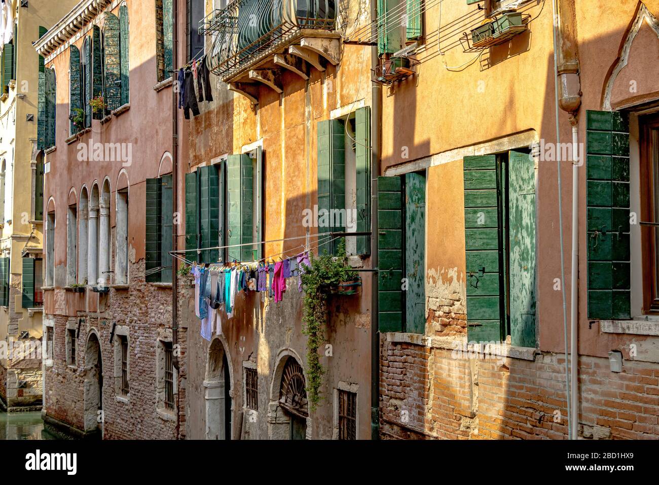 Lavaggio appeso ad asciugare da un appartamento lungo il Rio de le do Torre a canale nel Dorsoduro quartiere di Venezia, Italia Foto Stock