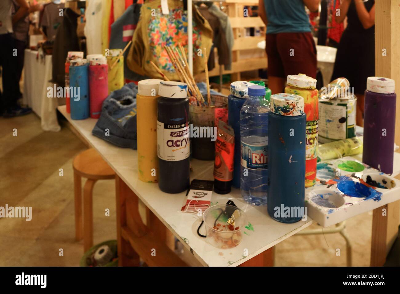 Broummana, Libano - 27 luglio 2017: Vernici acriliche utilizzate per creare arte su borse. Foto Stock