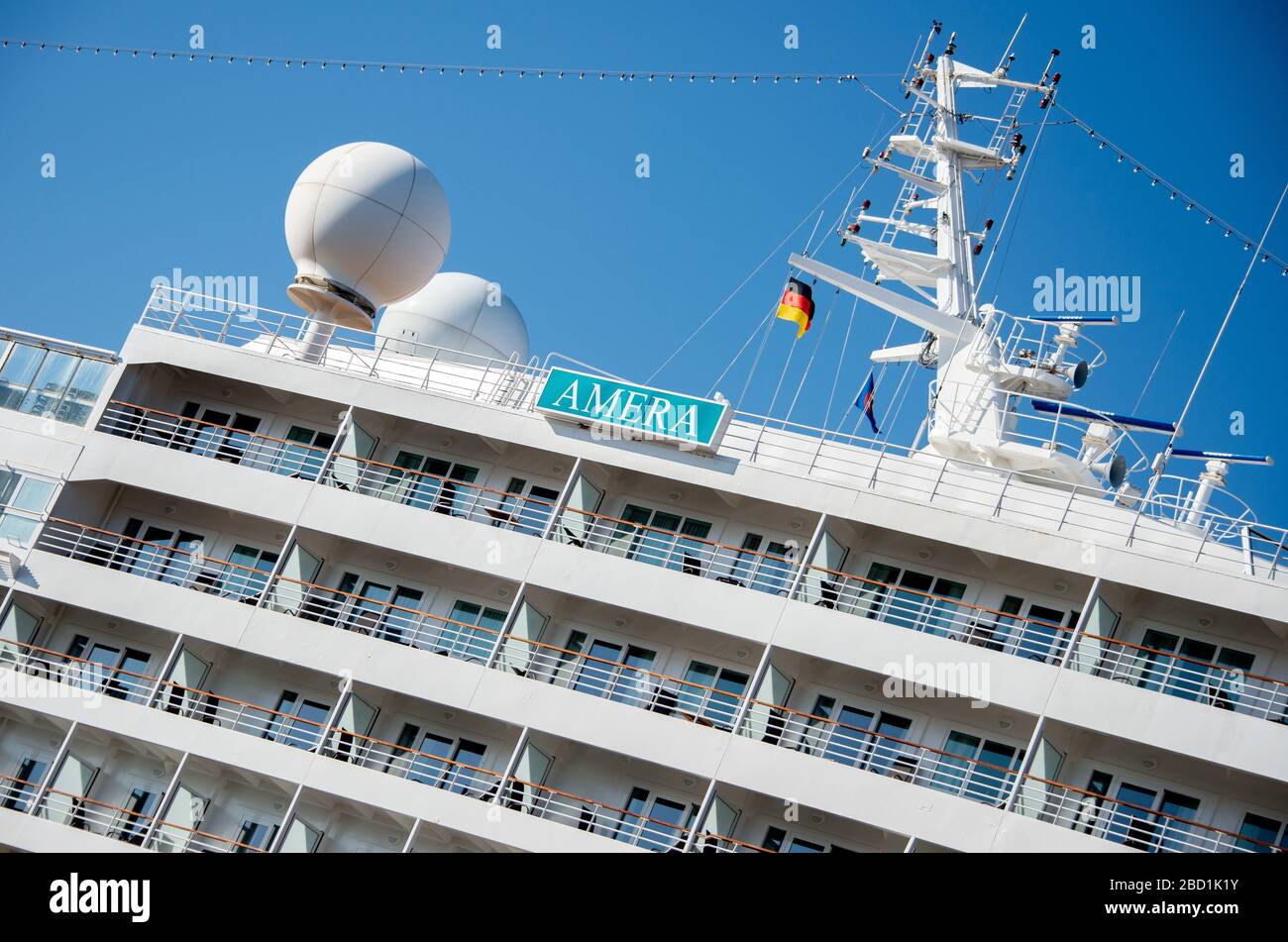 Bremerhaven, Germania. 06th Apr, 2020. La nave da crociera 'Amadea' del tour operator Phoenix Reisen, conosciuta dalla serie televisiva 'The Dream Ship', è ormeggiata in una banchina. A causa della pandemia della corona, la nave da crociera ha interrotto il suo viaggio pianificato e ormeggiato di nuovo a Bremerhaven lo scorso giovedì. Credit: Hauke-Christian Dittrich/dpa/Alamy Live News Foto Stock