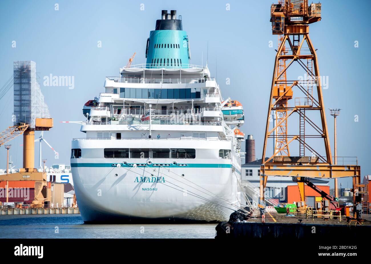 Bremerhaven, Germania. 06th Apr, 2020. La nave da crociera 'Amadea' del tour operator Phoenix Reisen, conosciuta dalla serie televisiva 'The Dream Ship', è ormeggiata in una banchina. A causa della pandemia della corona, la nave da crociera ha interrotto il suo viaggio pianificato e ormeggiato di nuovo a Bremerhaven lo scorso giovedì. Credit: Hauke-Christian Dittrich/dpa/Alamy Live News Foto Stock