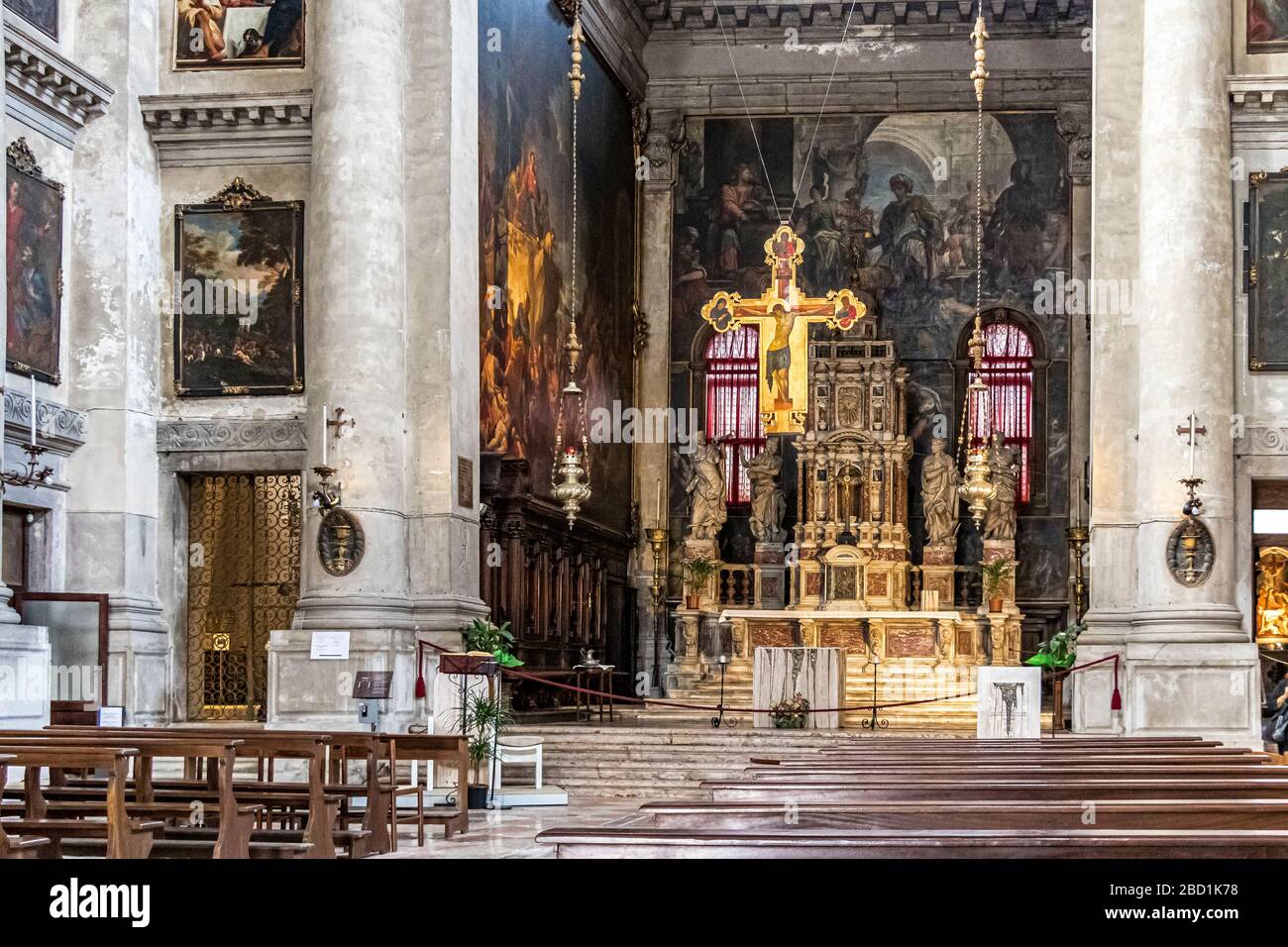 Altare alla Chiesa di San Pantalon un grande crocifisso dorato del XIV secolo e dietro di esso, l'ultima opera conosciuta del Veronese, una pala d'altare di San Pantalon, Venezia Foto Stock