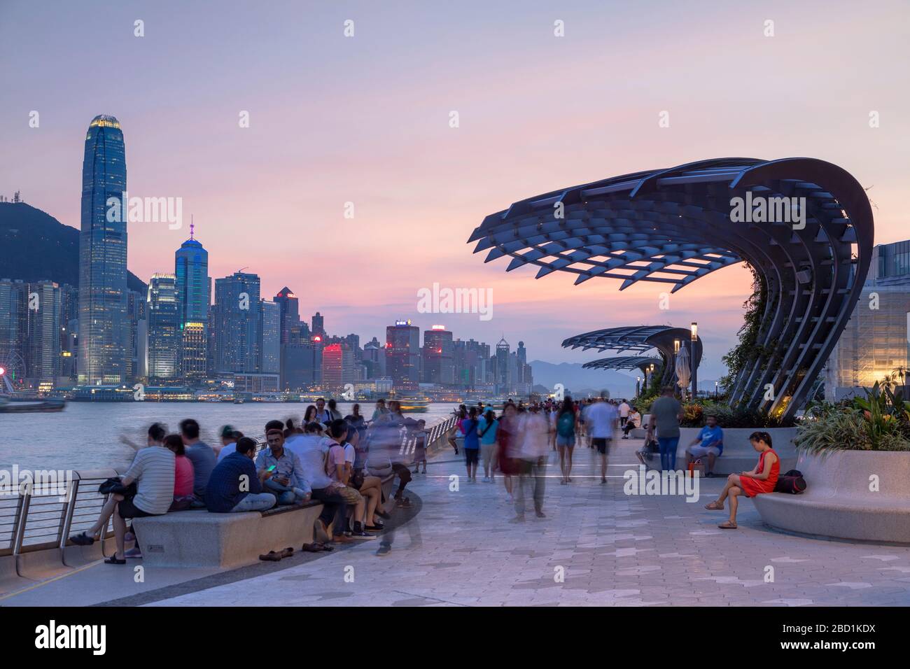 Skyline dell'Isola di Hong Kong e della passeggiata di Tsim Sha Tsui al tramonto, Hong Kong, Cina, Asia Foto Stock