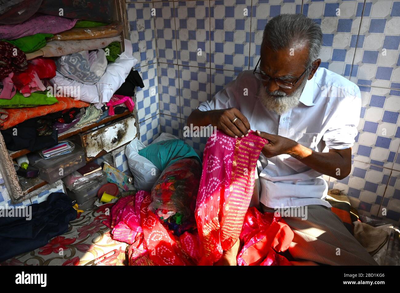 Personalizza mano ricamo filo d'oro su tessuto nella sua piccola cabina nelle palle (vicoli) della vecchia Ahmedabad, Gujarat, India, Asia Foto Stock