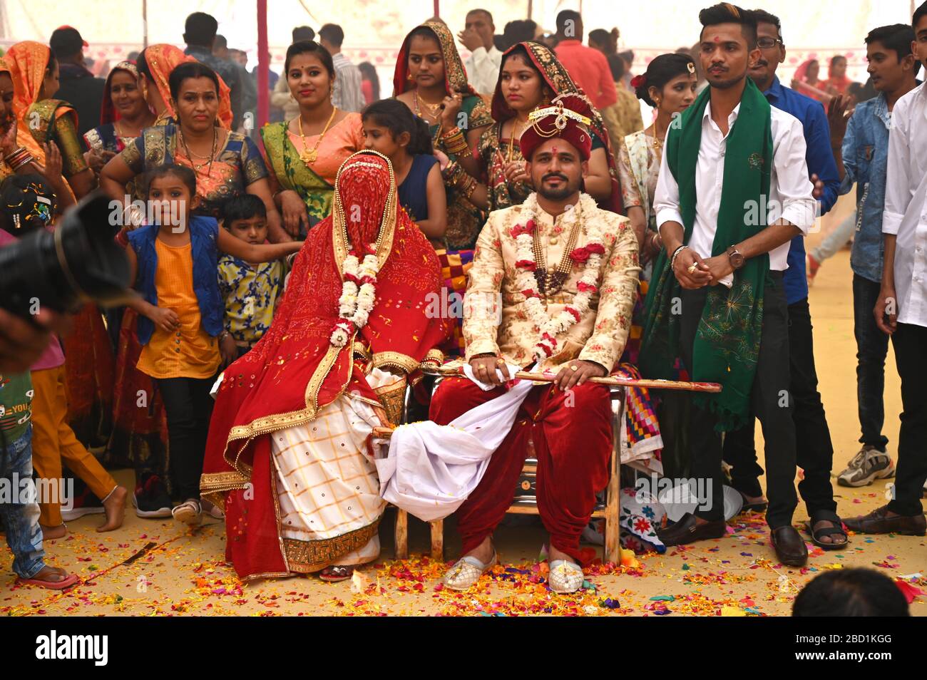 Sposa e sposo con gli ospiti al loro matrimonio come parte della tened cerimonia di nozze multiple, Bhuj, Gujarat, India, Asia Foto Stock
