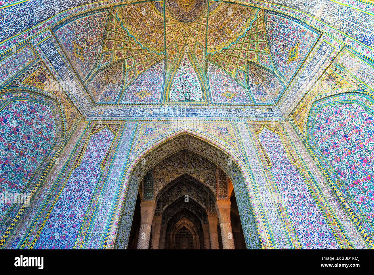 Pareti e soffitto ricoperti di piastrelle di faience colorate, Moschea di Vakil, Shiraz, Provincia di Fars, Iran, Medio Oriente Foto Stock
