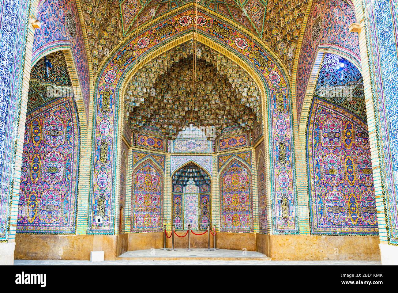Moschea di Nasir-ol-Molk (Moschea Rosa), pareti piastrellate e soffitti in stucco, Shiraz, provincia di Fars, Iran, Medio Oriente Foto Stock