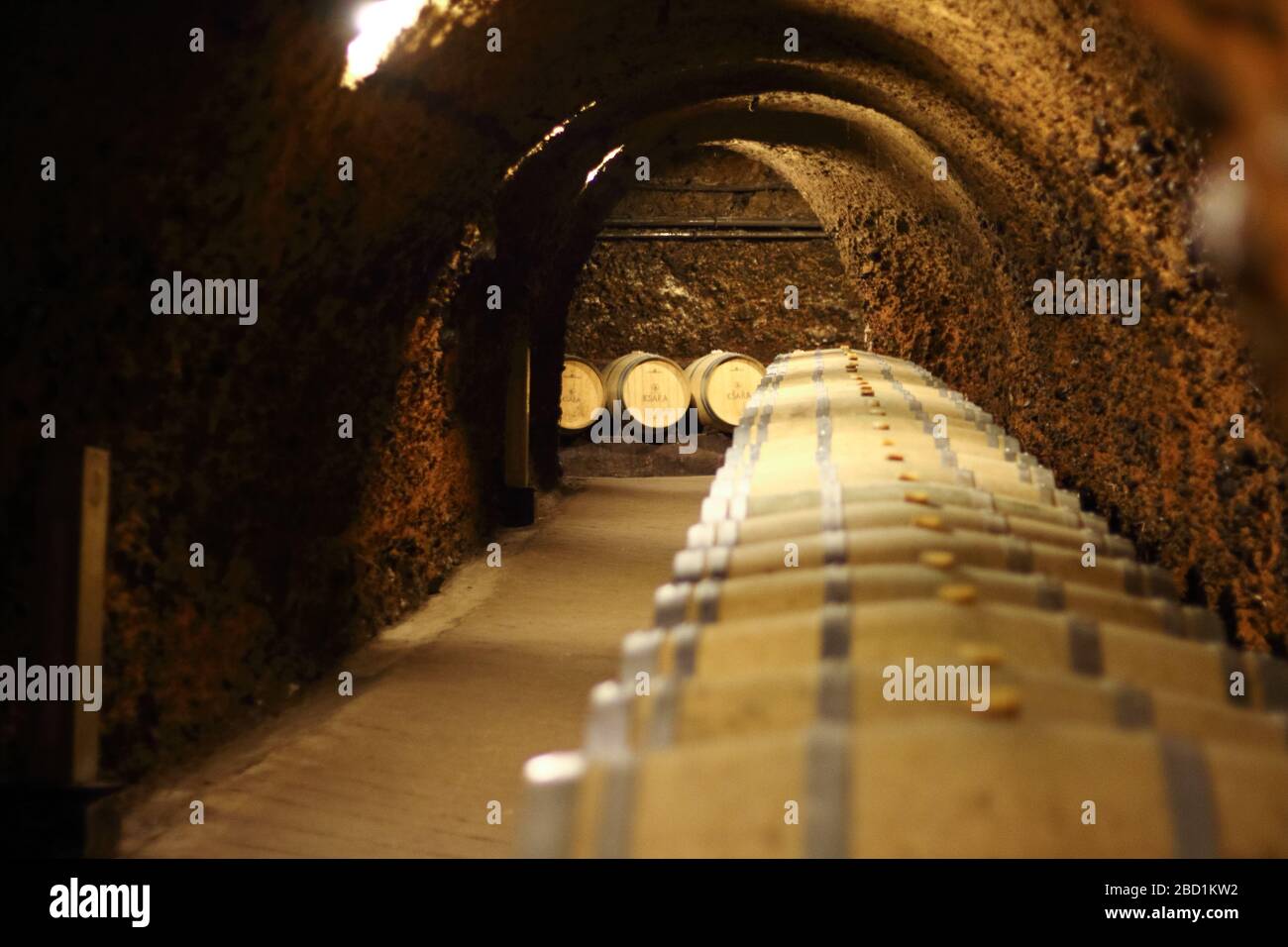 Zahle, Libano - 22 agosto 2017: Vecchie botti di vino disposte in una grotta. Foto Stock