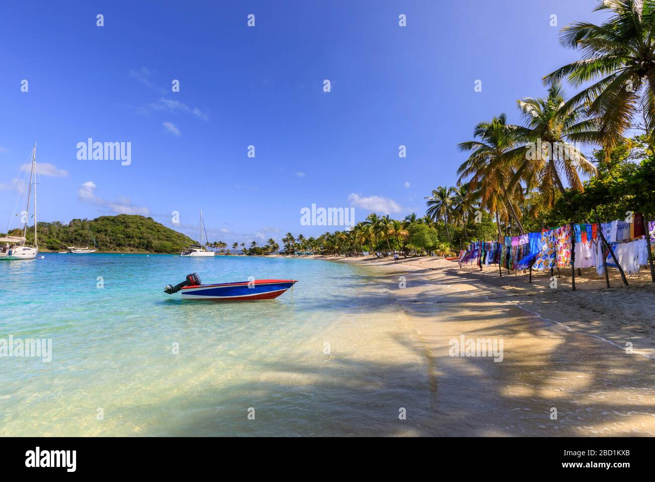 Saltwhistle Bay, spiaggia di sabbia bianca, mare turchese, barca colorata, yacht, palme, Mayreau, Grenadine, St. Vincent e Grenadine, Caraibi Foto Stock