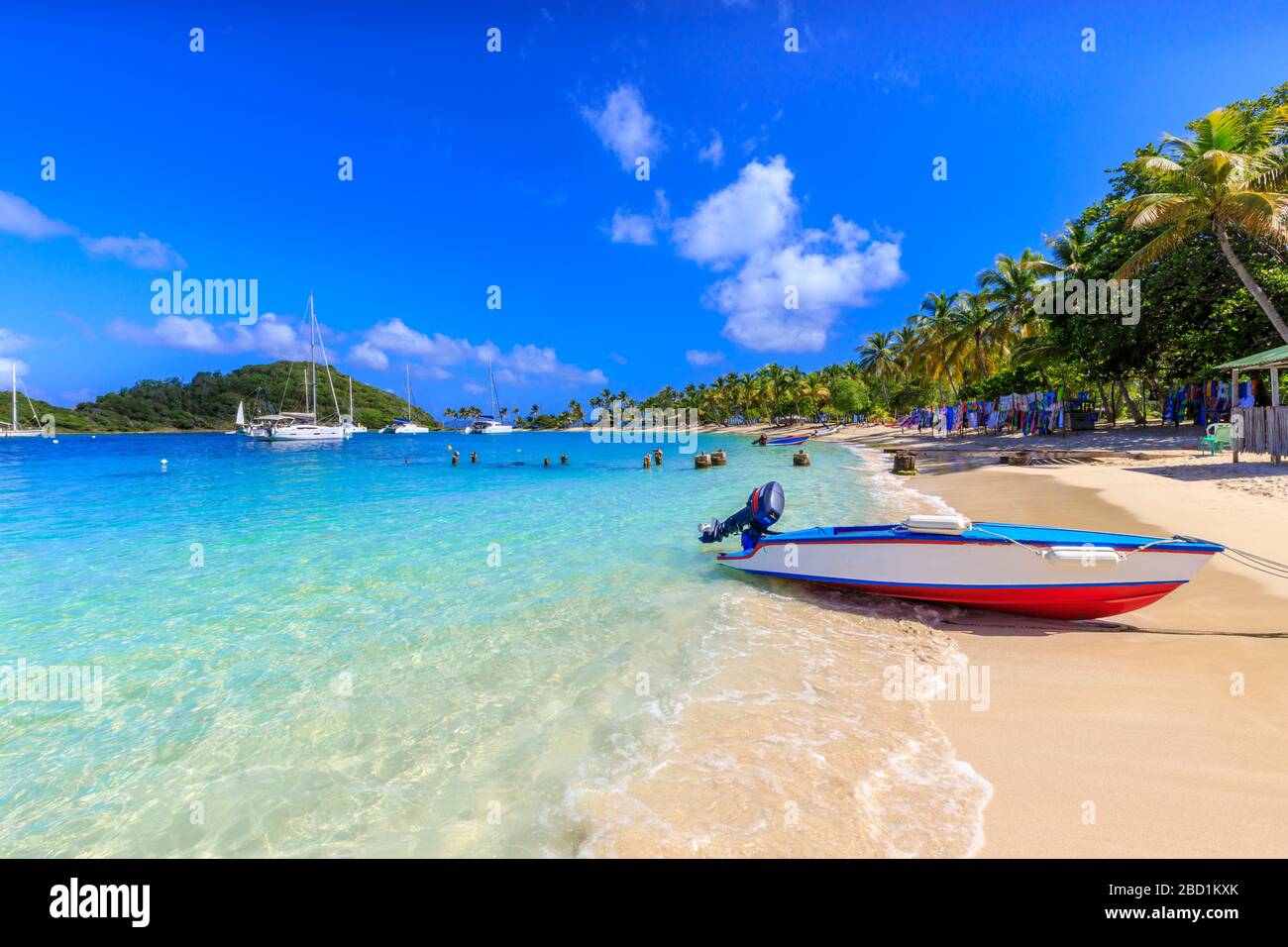 Saltwhistle Bay, spiaggia di sabbia bianca, mare turchese, barca colorata, yacht, palme, Mayreau, Grenadine, St. Vincent e Grenadine, Caraibi Foto Stock
