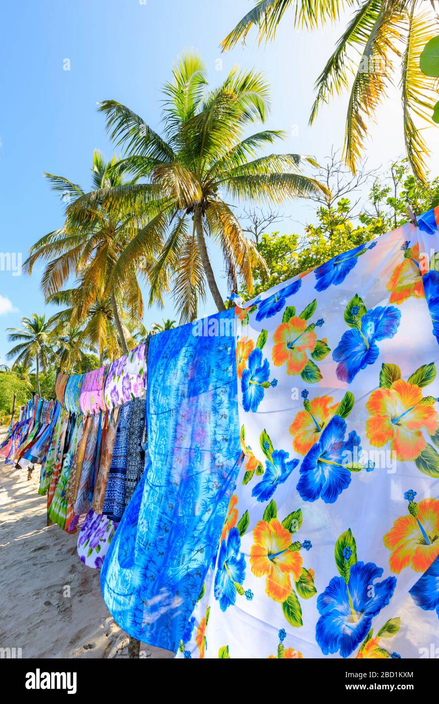 Bella appesa retroilluminata avvolge, spiaggia di sabbia bianca, palme, Saltwhistle Bay, Mayreau, Grenadine, St. Vincent e Grenadine, Caraibi Foto Stock