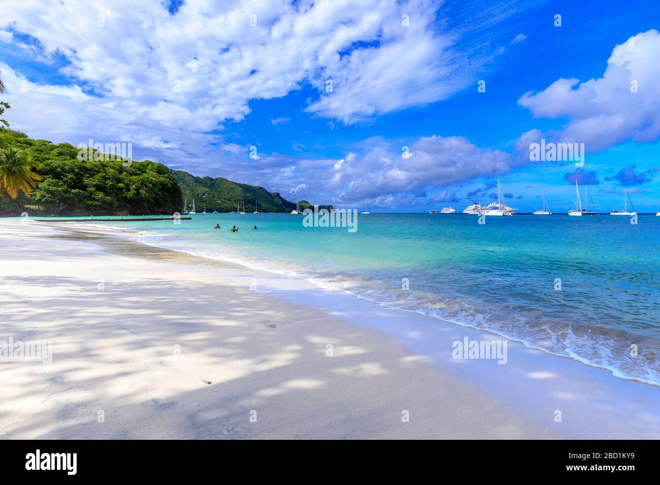 Quiete Caraibi, gioco di famiglia in mare turchese, spiaggia di sabbia bianca, bella Port Elizabeth, Bequia, St. Vincent e Grenadine, Caraibi Foto Stock