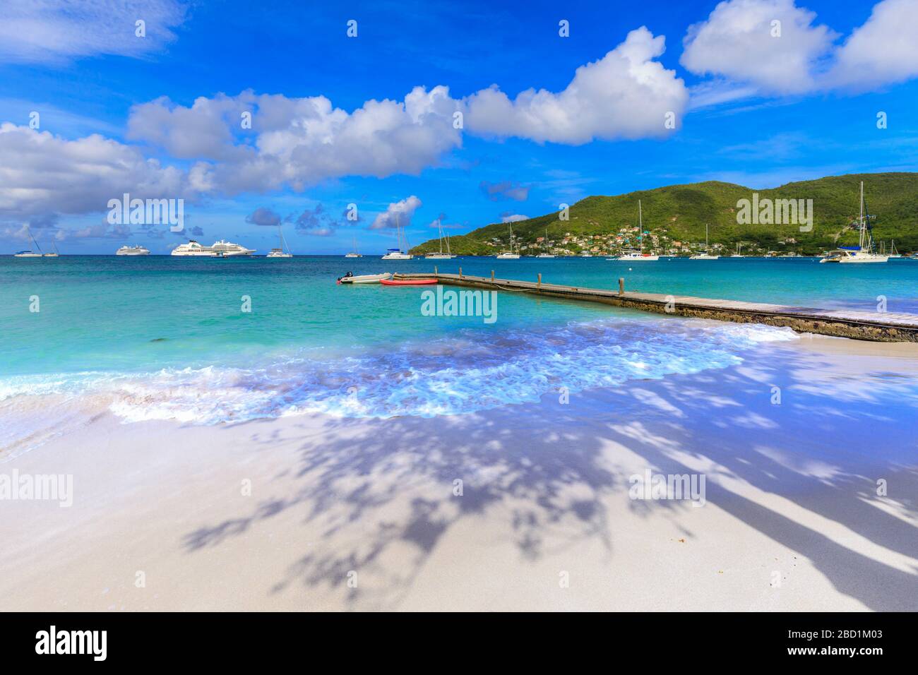 Caraibi, spiaggia, mare turchese, bella Port Elizabeth, Admiralty Bay, Bequia, Grenadine, St. Vincent e Grenadine, Caraibi Foto Stock