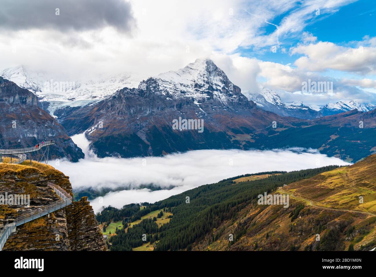 La gente che ammirano il Monte Eiger dal primo sentiero sopraelevato della scogliera, Grindelwald, Oberland Bernese, Canton Berna, Svizzera, Europa Foto Stock