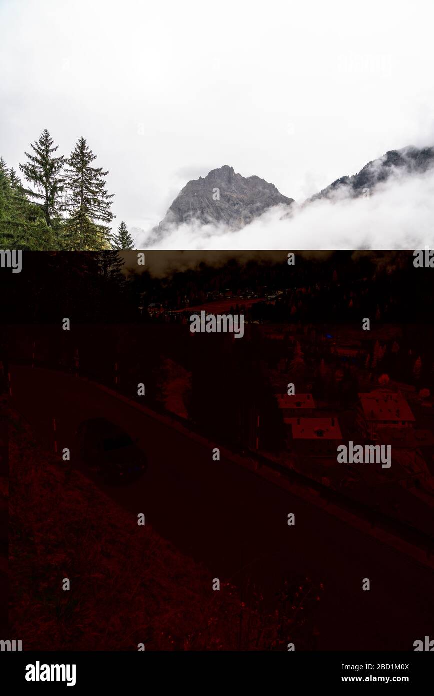 Auto in viaggio in montagna verso il paese di Canazei in autunno, Dolomiti, Val di Fassa, Trentino-Alto Adige, Italia, Europa Foto Stock
