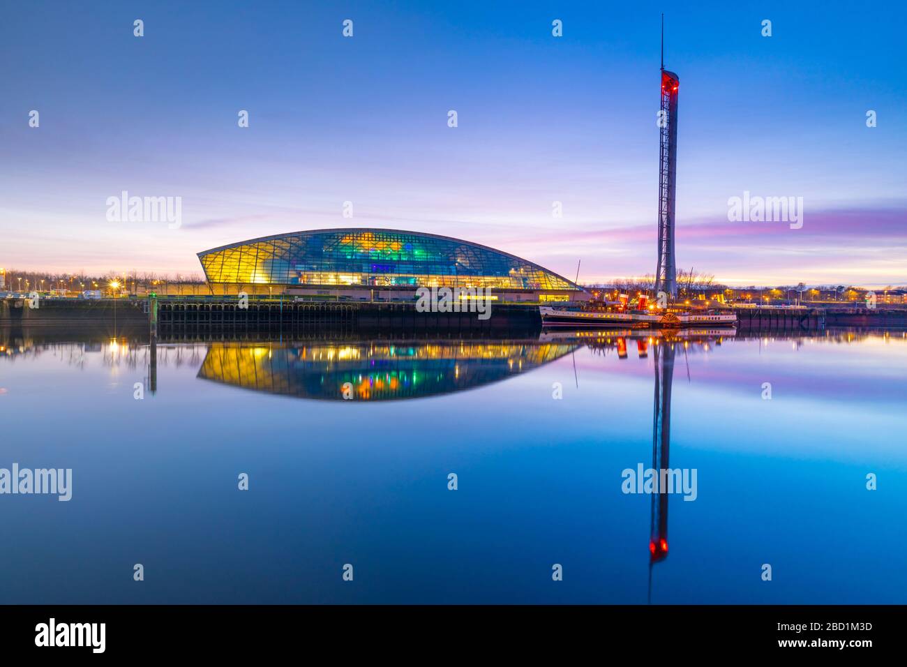 Il Museo della Scienza e la Torre di Glasgow al crepuscolo, Fiume Clyde, Glasgow, Scozia, Regno Unito, Europa Foto Stock