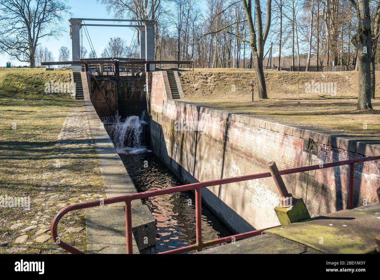 costruzione di un ponte levatoio sul fiume, canale per il passaggio di imbarcazioni a diversi livelli d'acqua Foto Stock