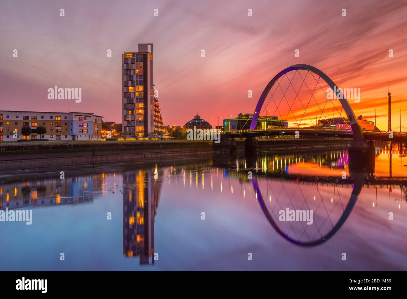 Clyde Arc (Squinty Bridge) al tramonto, fiume Clyde, Glasgow, Scozia, Regno Unito, Europa Foto Stock