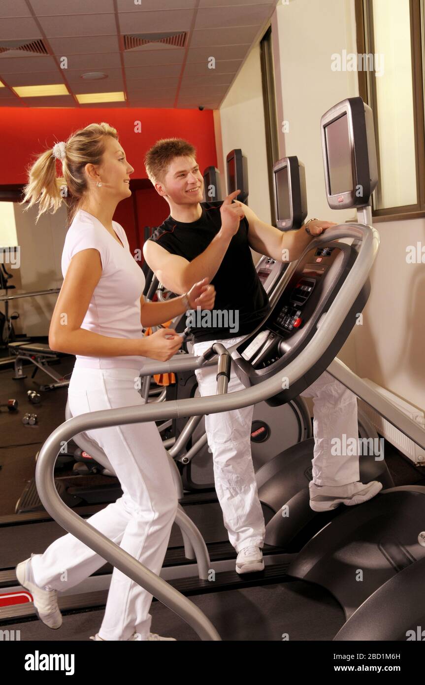 L'uomo e la donna in trening nel centro fitness Foto Stock