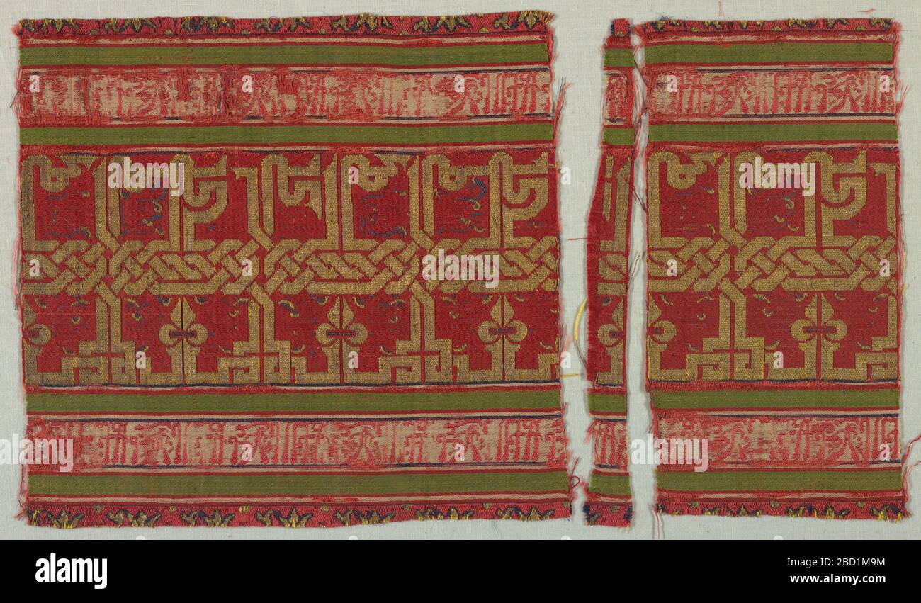 Frammenti. Un'ampia striscia rossa al centro ha grandi lettere arabe in oro; in precedenza, c'erano arabeschi multicolore negli interspazi tra le lettere, ora per lo più consumati. Frammenti Foto Stock