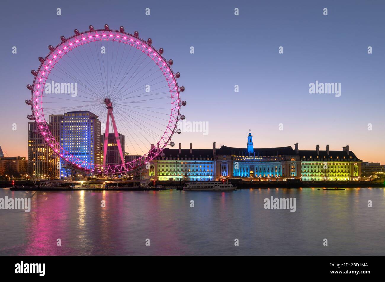 Millennium Wheel (London Eye), Old County Hall, River Thames, South Bank, Londra, Inghilterra, Regno Unito, Europa Foto Stock