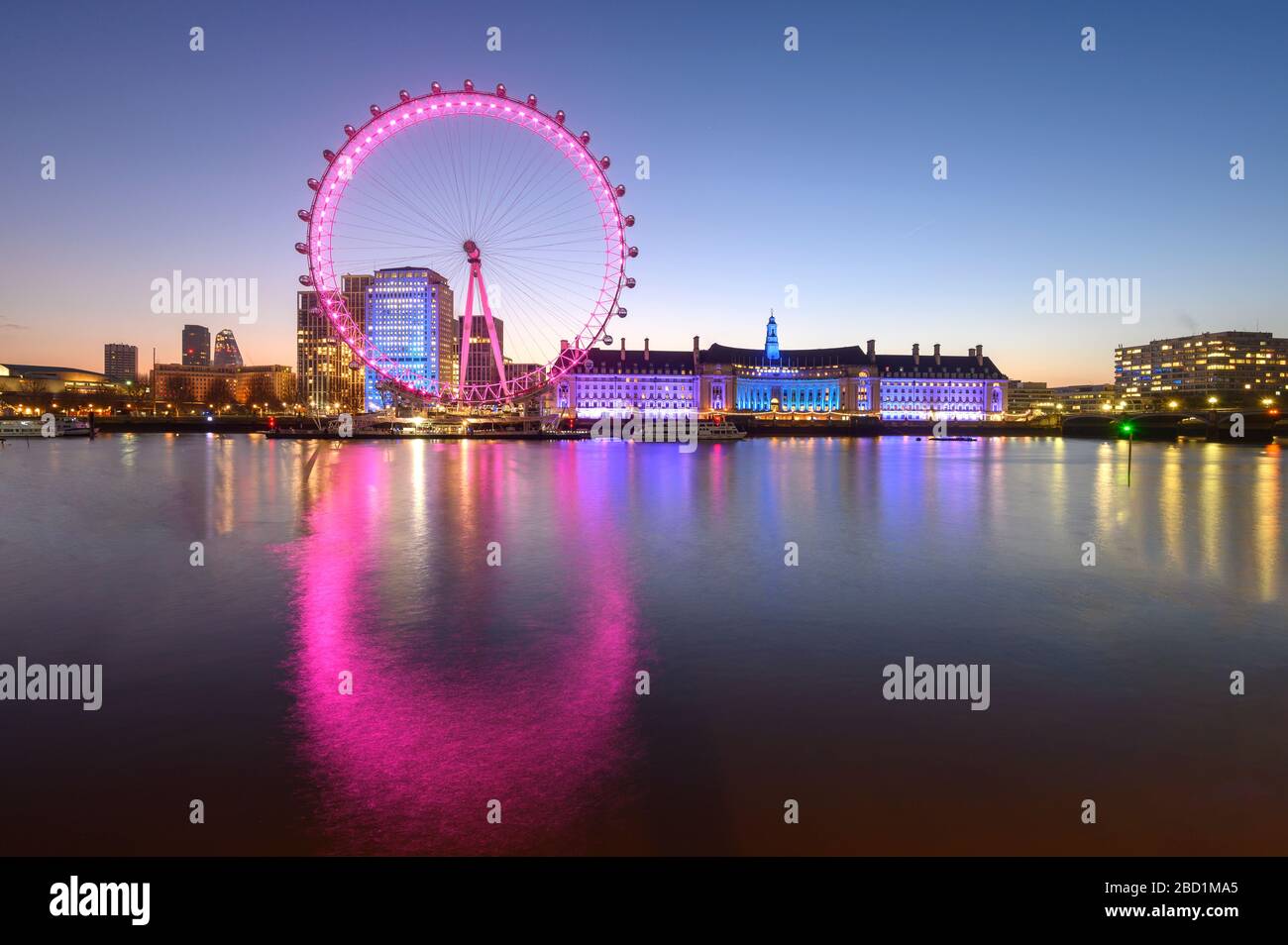 Il London Eye, una ruota panoramica sulla riva sud del Tamigi, London, England, Regno Unito, Europa Foto Stock