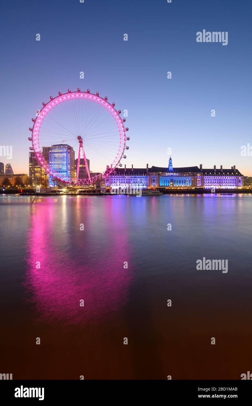 Millennium Wheel (London Eye), Old County Hall, London Aquarium, River Thames, South Bank, Londra, Inghilterra, Regno Unito, Europa Foto Stock