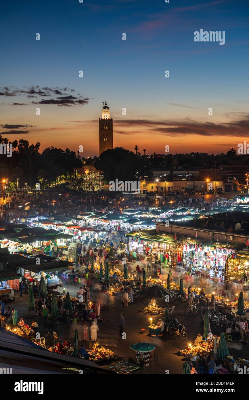 La vista sulla Djemaa el Fna al crepuscolo mostra bancarelle di cibo e folle di persone, Marrakech, Marocco, Nord Africa, Africa Foto Stock