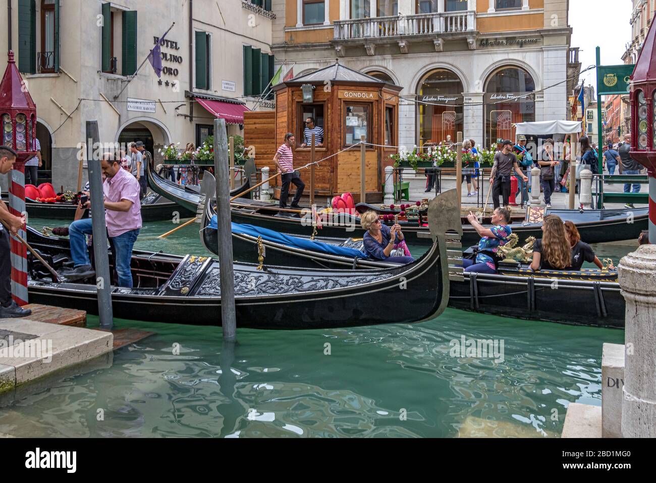 Turisti seduti in gondola alla stazione della gondola di San Moise a campo San Moise , vicino a Piazza San Marco , Venezia , Italia Foto Stock