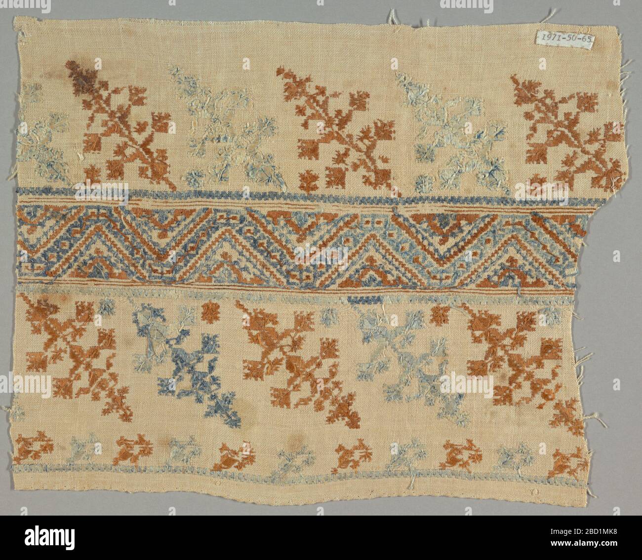 Frammento. Ricerca in ProgressFragment di una copertura con bordo geometrico e floreale in arancio scuro e azzurro. Frammento Foto Stock