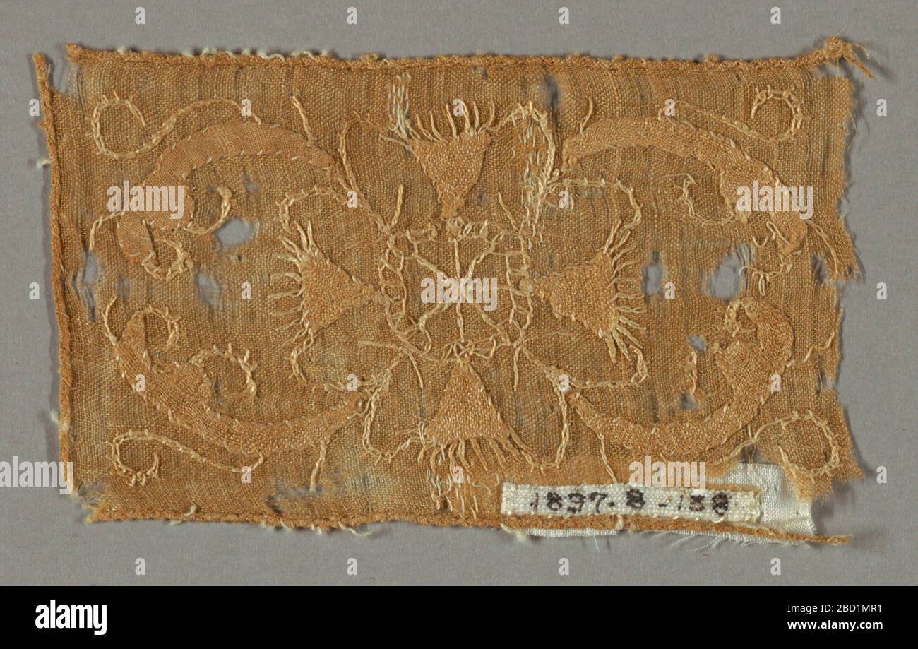 Frammento. Ricerca in ProgressLight marrone frammento rettangolare in un disegno conventionalizzato di un cerchio con raggi circondati da bande a scorrimento e triangoli che suggeriscono forme floreali. Frammento Foto Stock
