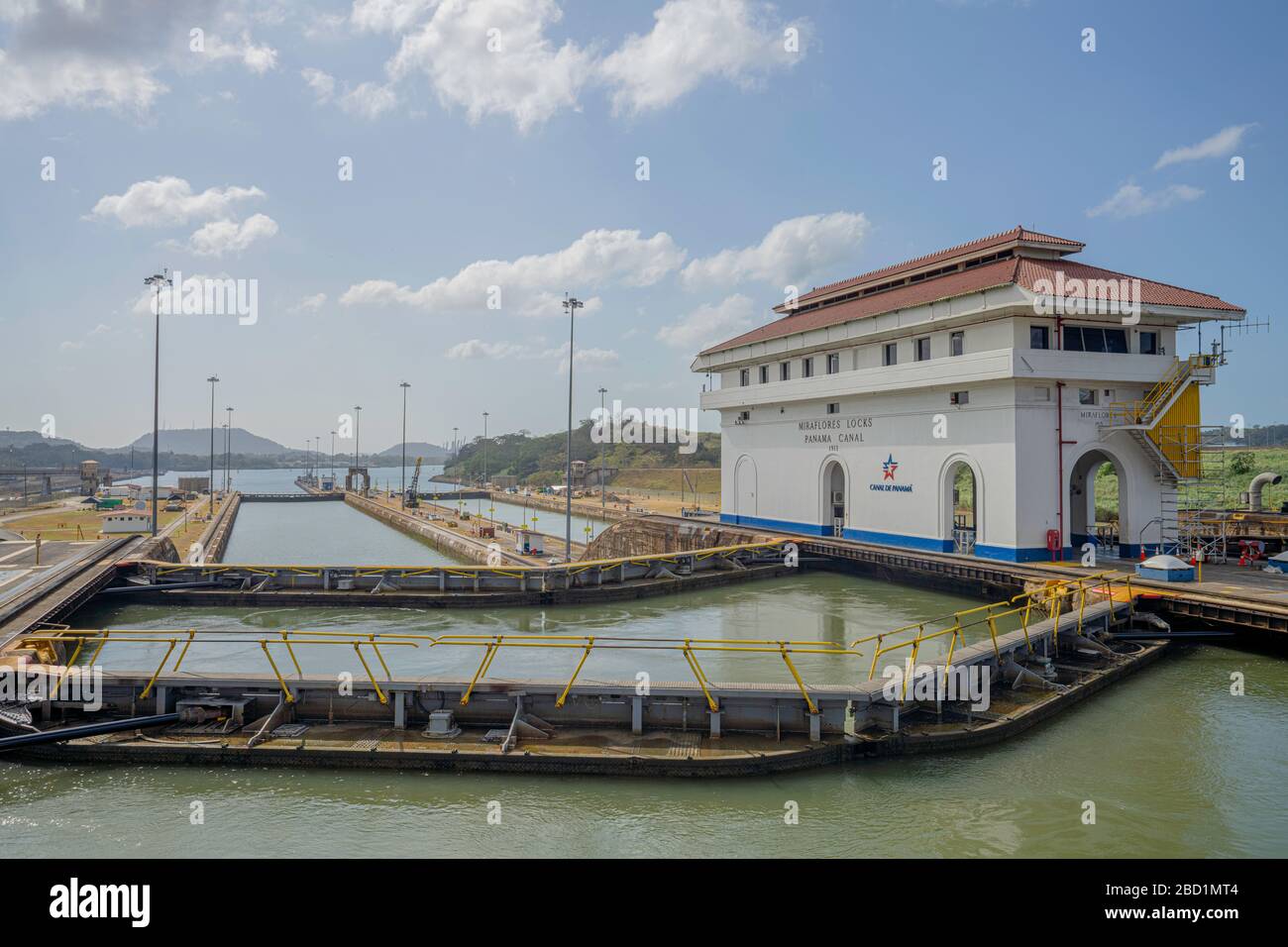 Navigando attraverso le chiuse di Miraflores sul canale di Panama, Panama, America Centrale Foto Stock
