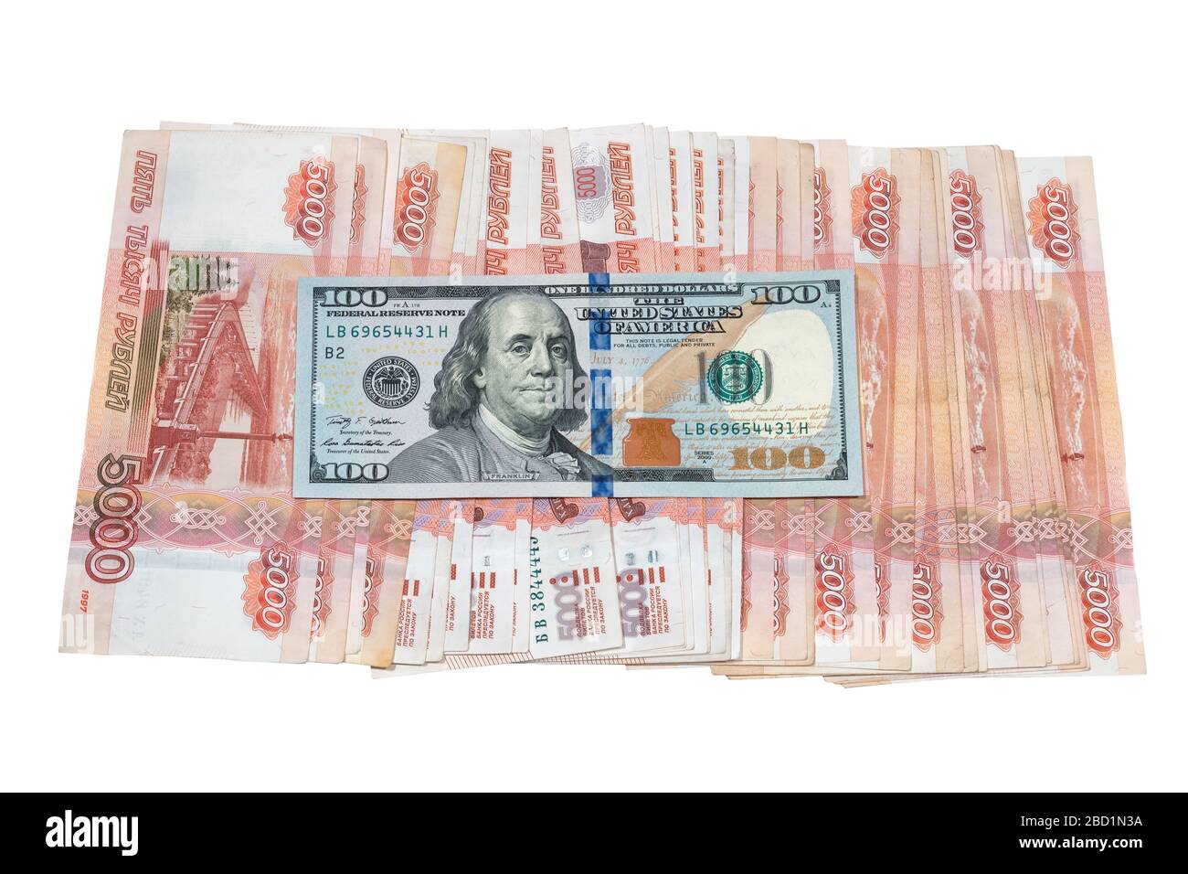 Banconote in dollari americani su banconote di cinquemila rubli banconote isolate su sfondo bianco. Foto Stock