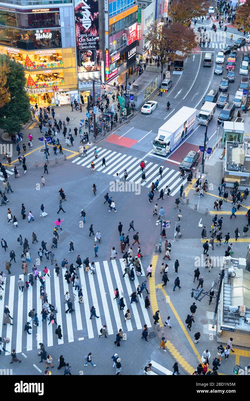 Persone che attraversano Shibuya Crossing, Shibuya, Tokyo, Honshu, Giappone, Asia Foto Stock