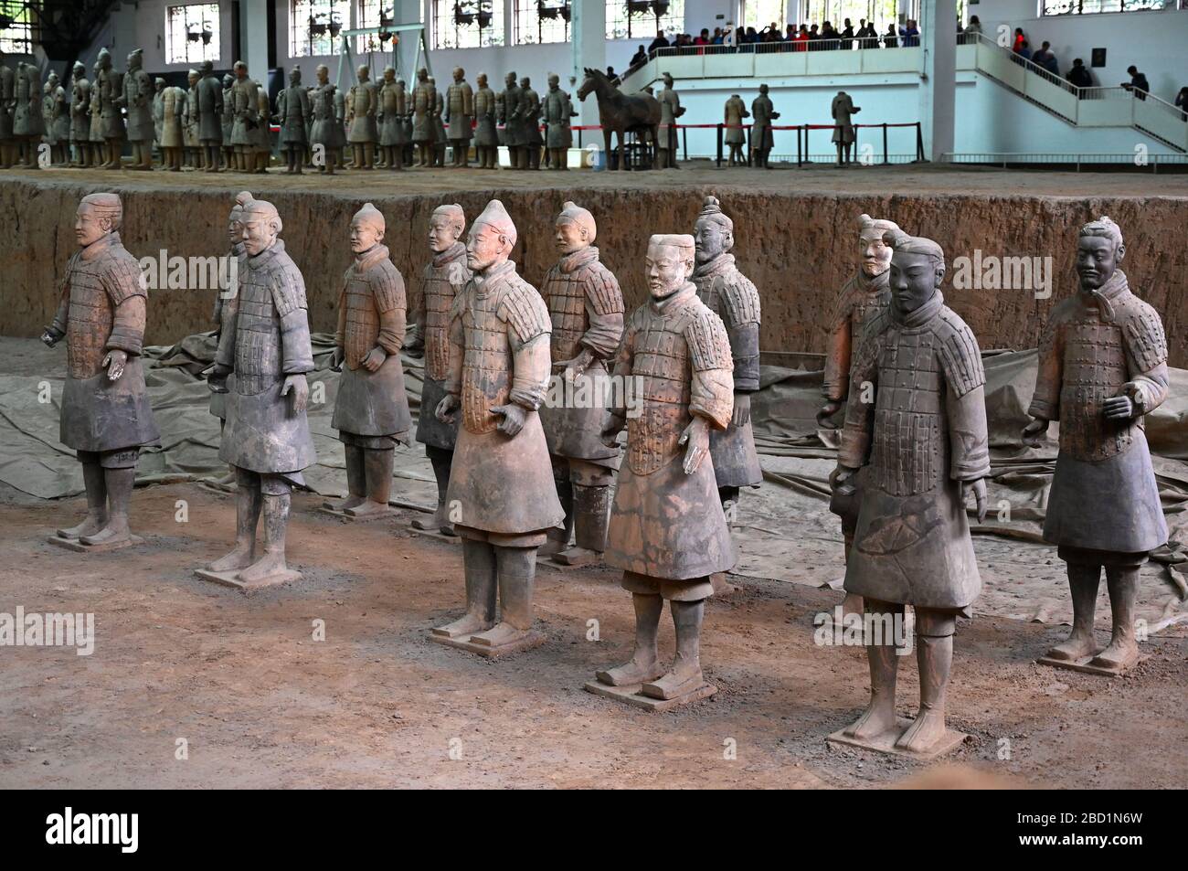 Esercito di terracotta, sculture funerarie sepolte nel 210-209 a.C., ora separate per la riparazione, Xian, Shaanxi, Cina, Asia Foto Stock